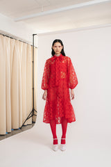 Punainen Puffed Lace Dress Mirkka Metsola AW24 True Romance mallistosta. 