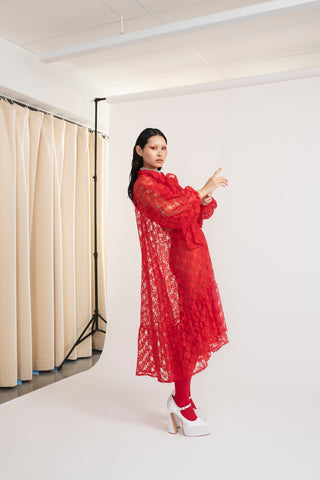 Punainen Puffed Lace Dress Mirkka Metsola AW24 True Romance mallistosta. 